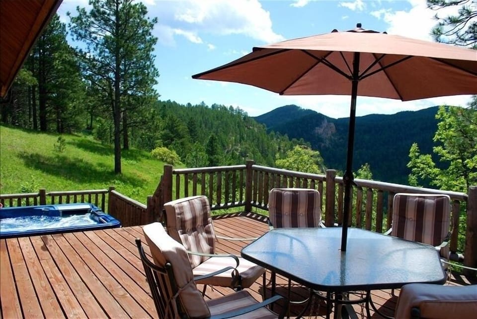 Enjoy outdoor dining, wildlife veiwing, or just soak in the hot tub on the deck