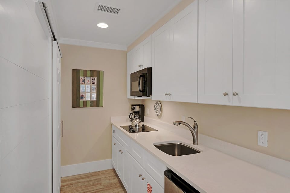 Full-equipped galley kitchen, stackable washer and dryer in downstairs suite
