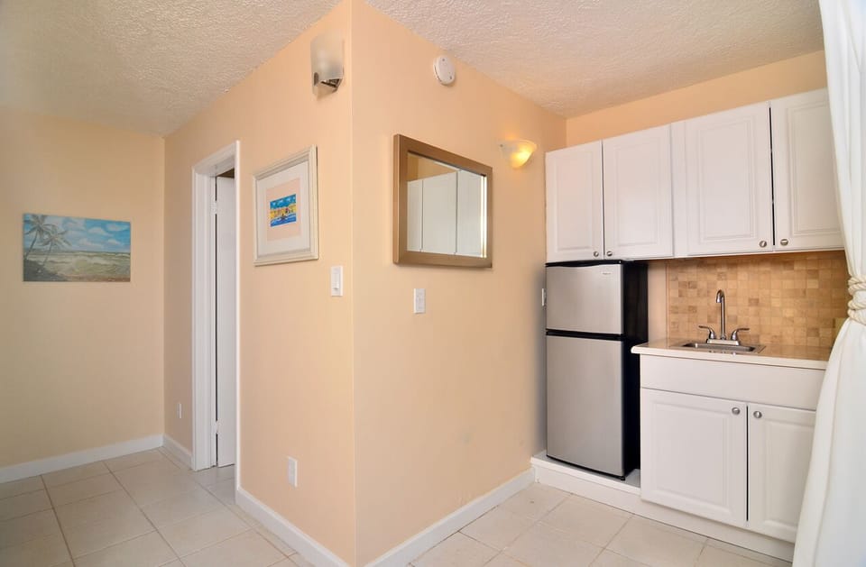 Lower-level bath and wet bar: available with full villa rental only.