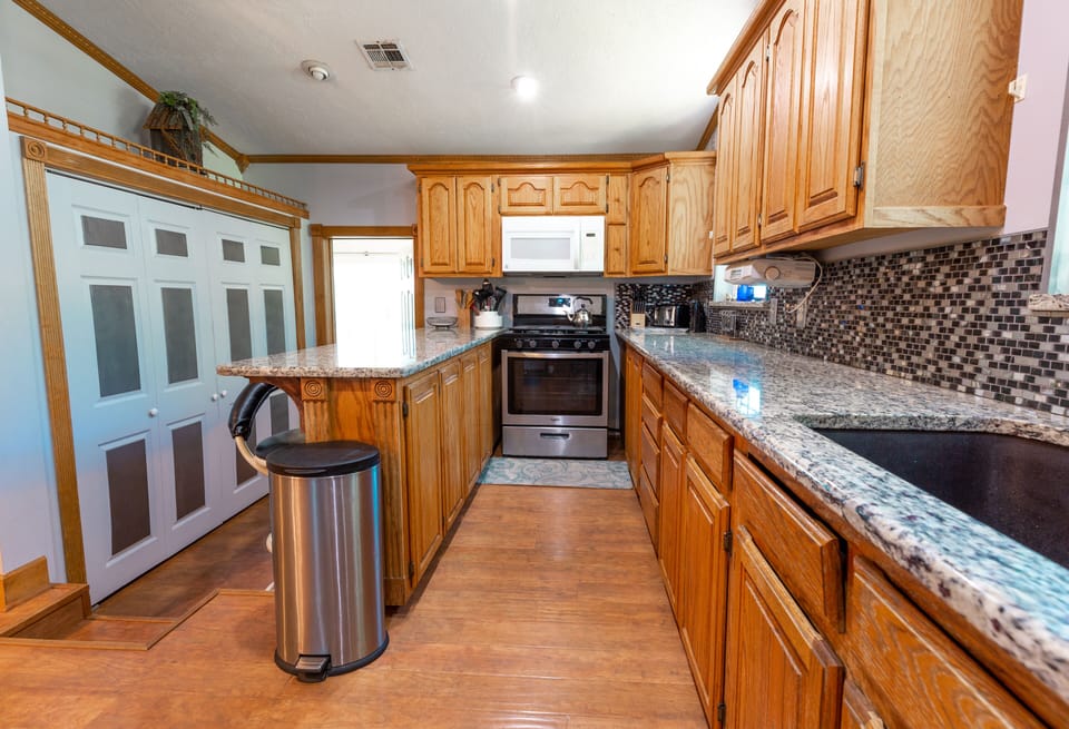 Kitchen, crock pots, waffle machine, Keuring, coffee press, many appliances