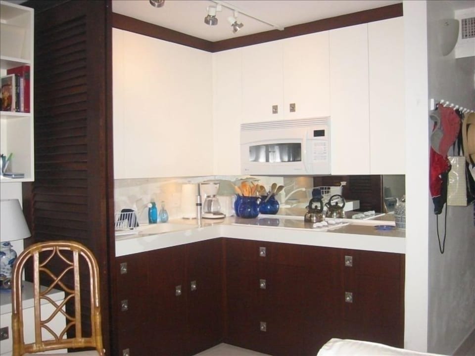 Fully equipped kitchen: coffeemaker stovetop range toastr blendr microwv grill