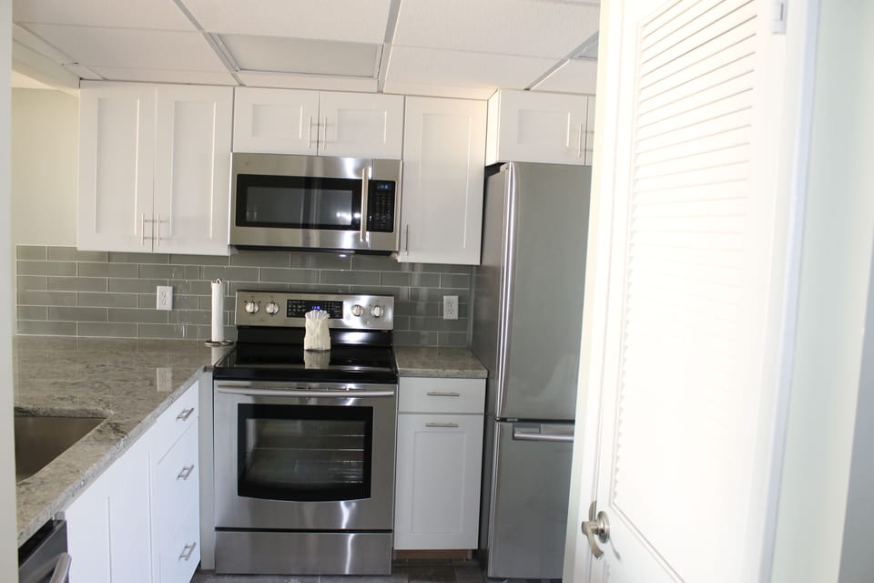 Completely updated Kitchen. Granite Counter Tops. New Stainless Appliances