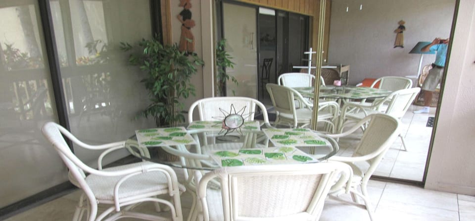 Extensive lanai with patio set for 4 and chaise lounge