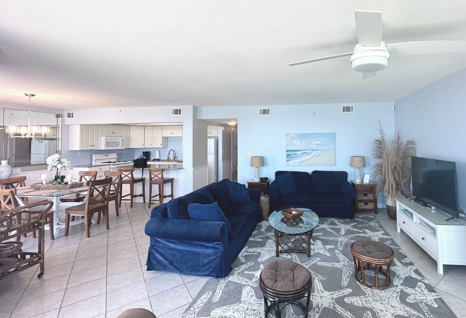 Open floor plan— full views of gulf from kitchen, dining and living rooms