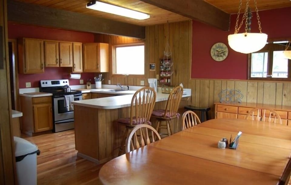 Kitchen & dining room.
