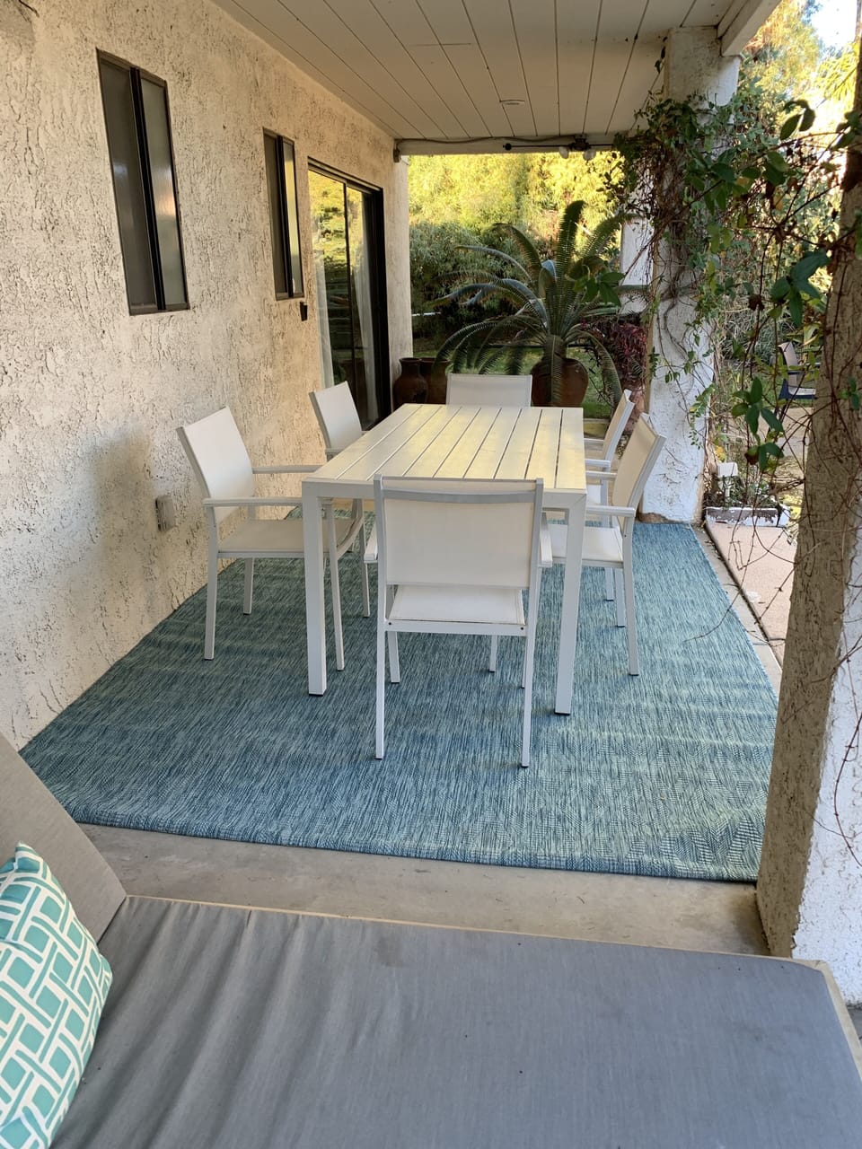 Outdoor dining in the shade of the verandah overlooking the pool
