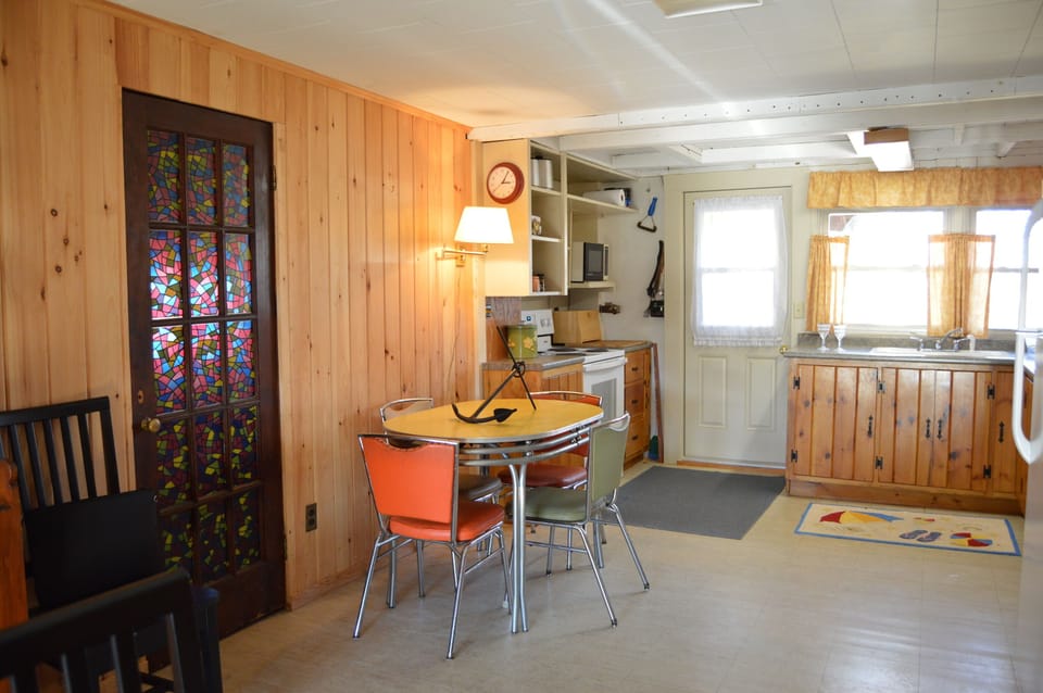 Kitchen & breakfast area