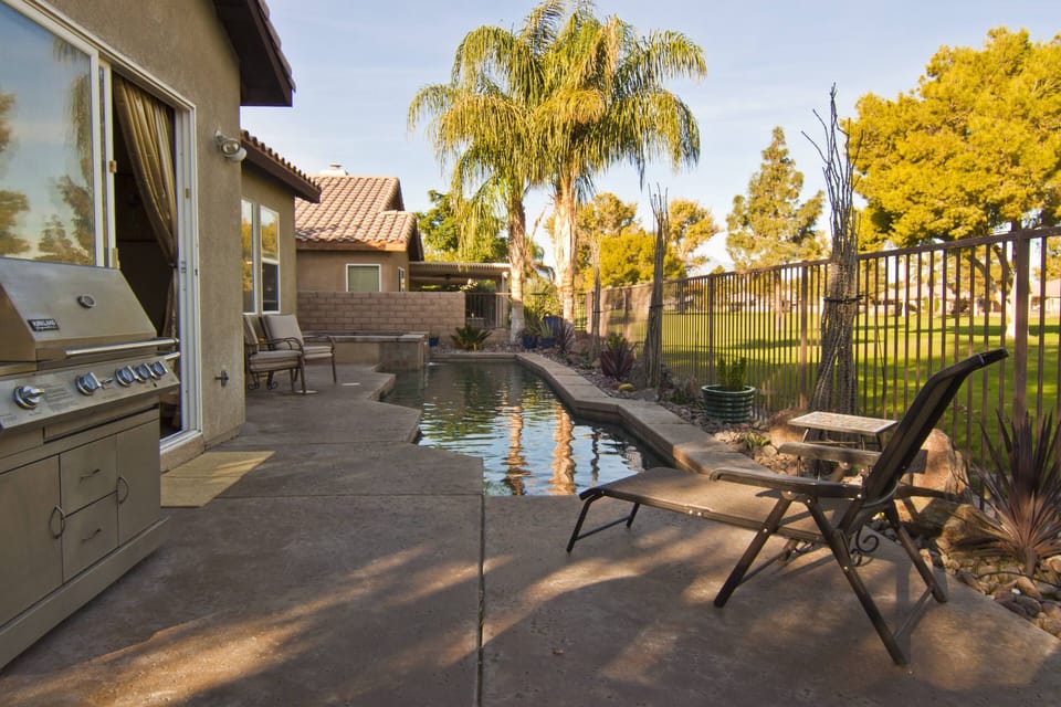 Private Pool, Stainless BBQ with beautiful views of golf course and mountains