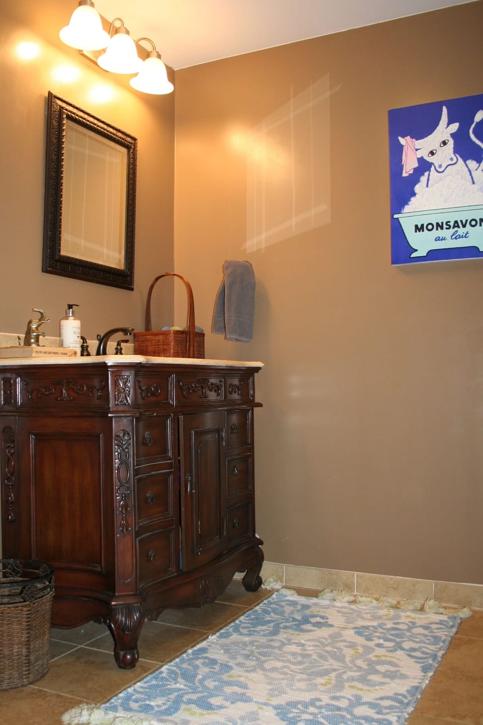 The bathroom comes with a full bath and guest towels.