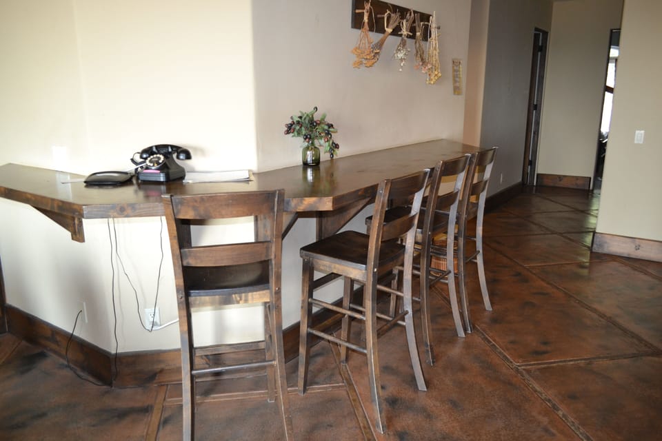 Eating bar with internet connections