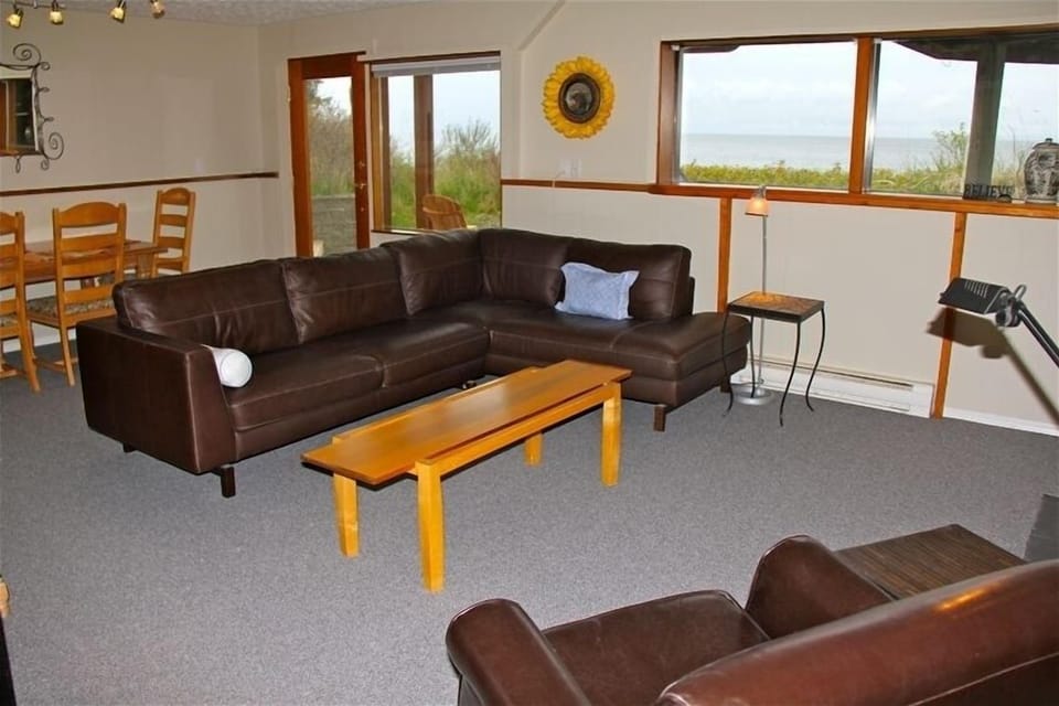 Well furnished Living Room.