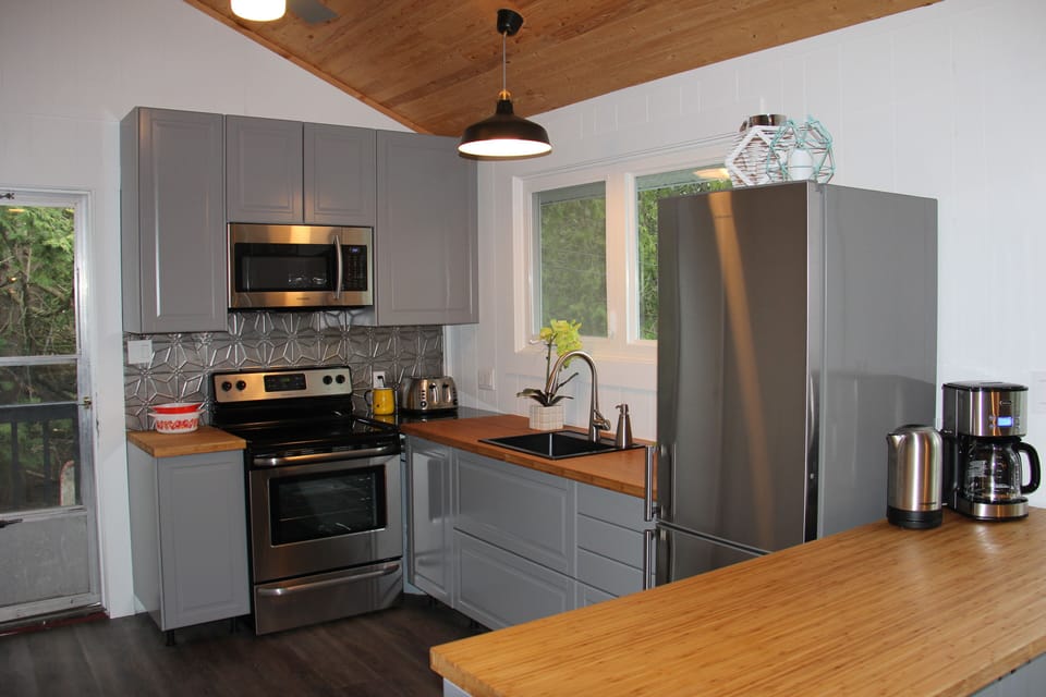 New Designer decorated, fully stocked Kitchen