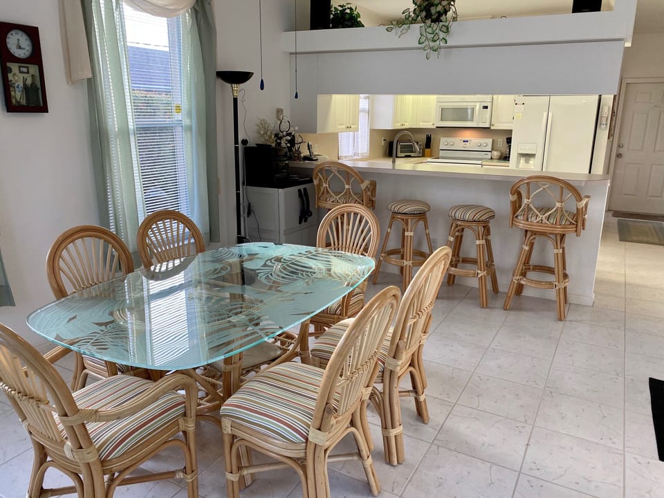 Dining area and breakfast bar