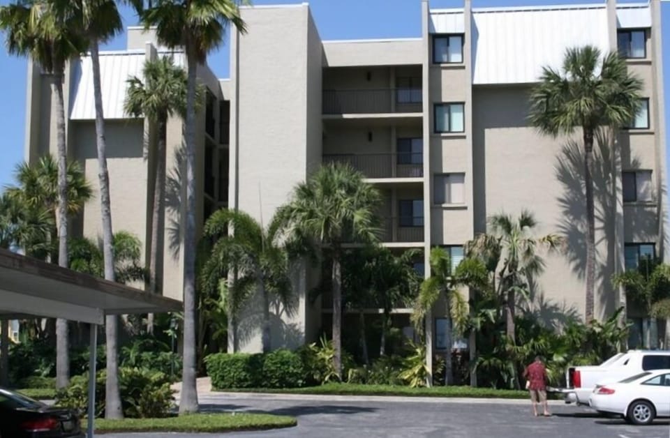 Parking area and front of building 'The Shores'
