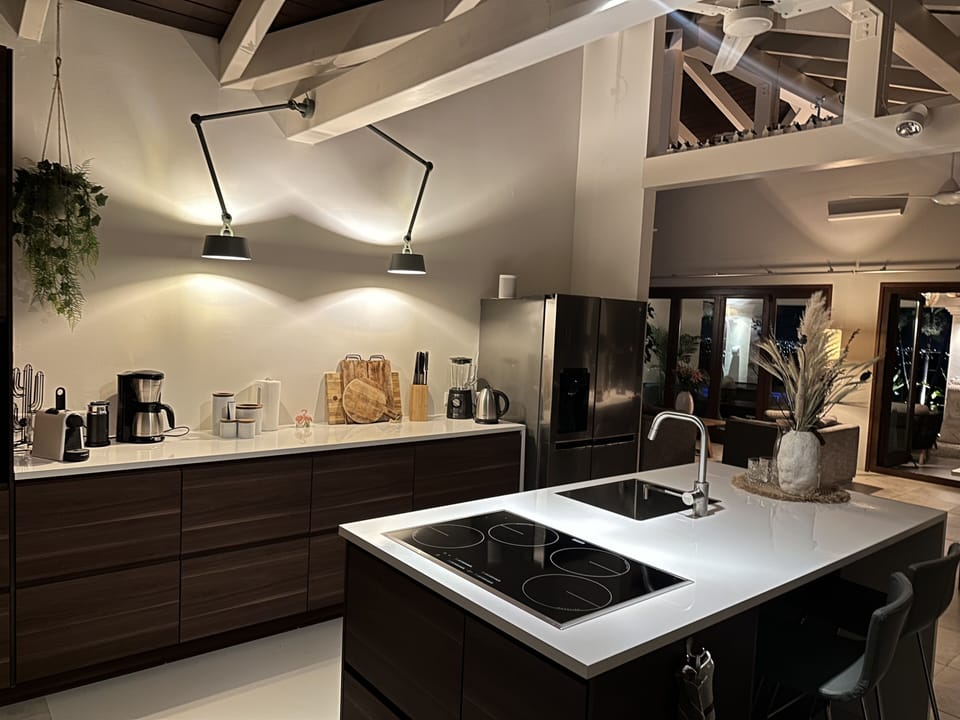 Brand new kitchen with cooking island, and ocean views while cooking ;-)