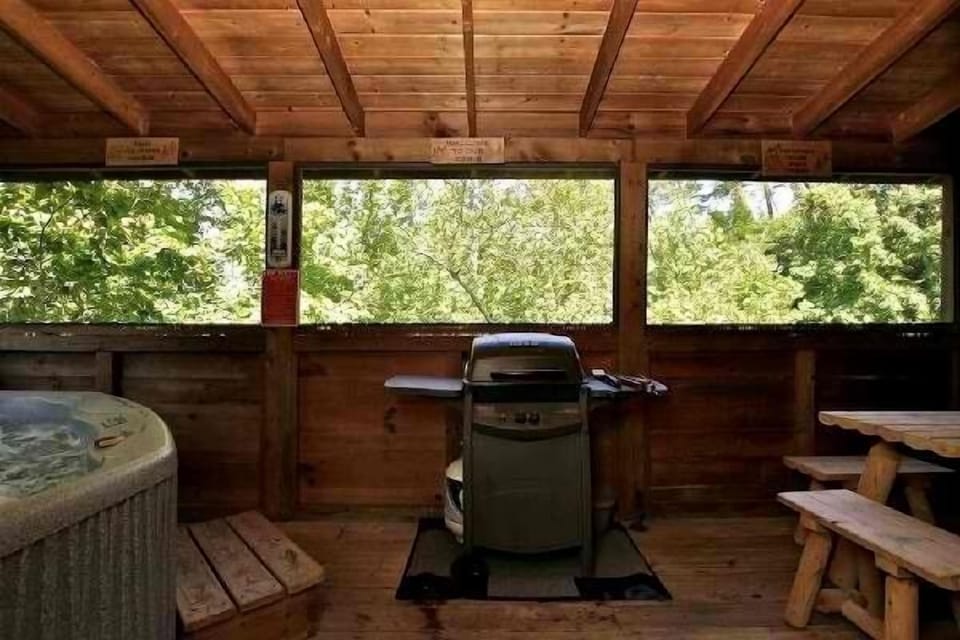 Screened in Porch with Hot Tub, Gas grill and picnic table