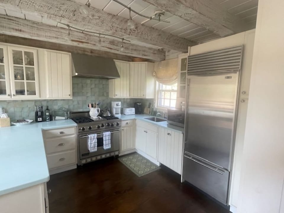 Cook's kitchen with Viking stove & Sub-zero fridge