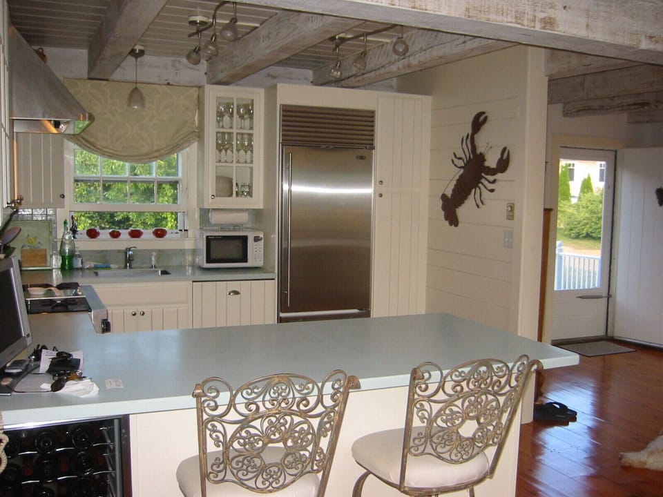 Kitchen breakfast bar