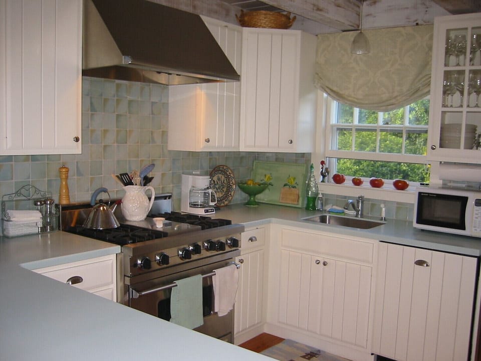 Lovely kitchen w/ upscale appliances