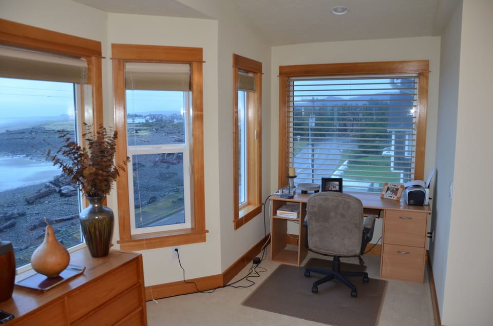 Need to work? Desk and high speed cable internet and WiFi are available. 