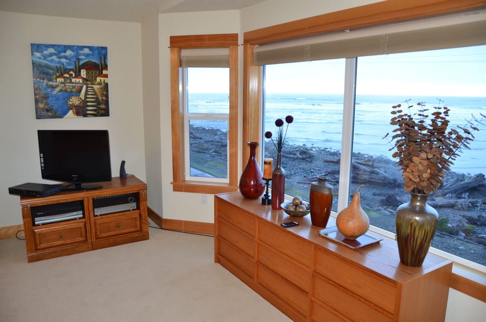TV, radio and dresser in master bedroom.