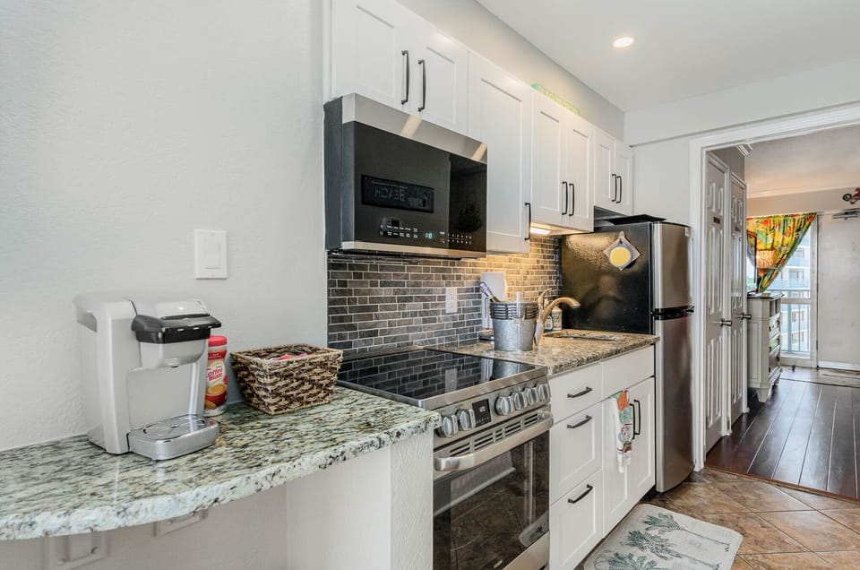 Brand new kitchen with coffee bar/workstation!