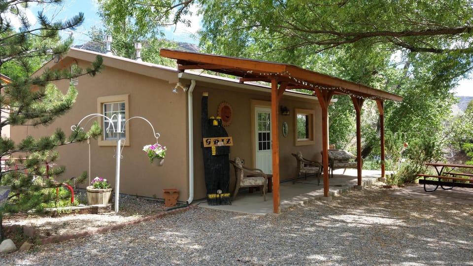 Grizzly Rose Guest Cottage