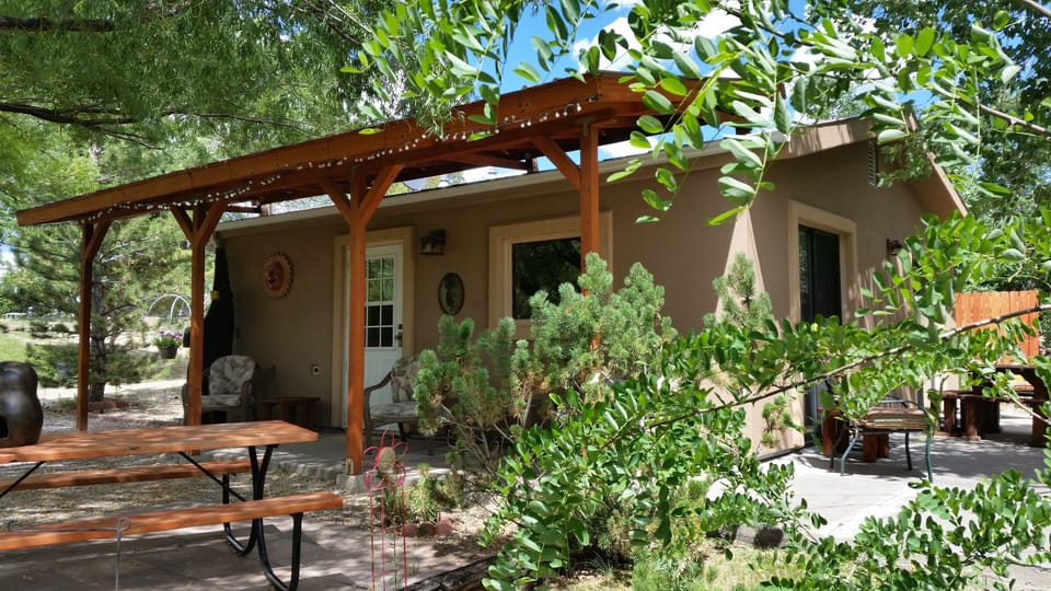 Grizzly Rose Guest Cottage 