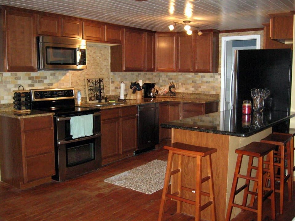 Newly remodeled kitchen with under counter ice machine -makes 40lbs. of ice/day