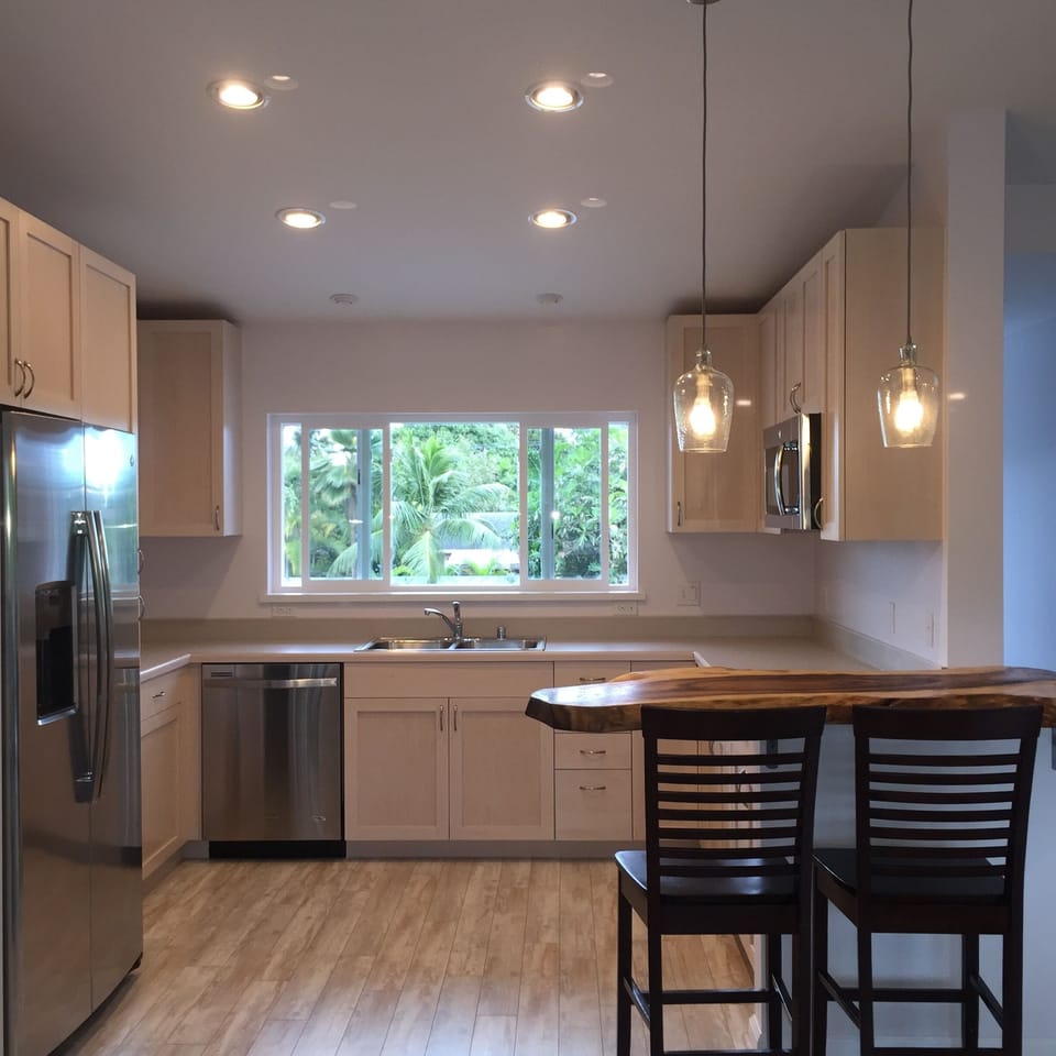 Kitchen, Monkeypod Bar & Stainless Appliances