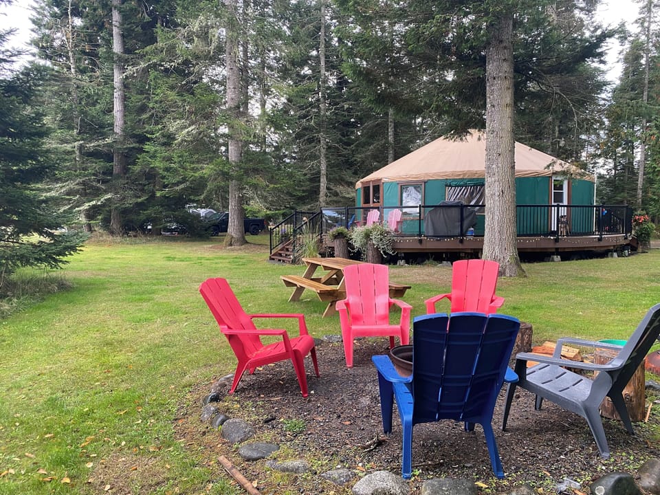 Fire pit + chairs. No fire during fire ban. 