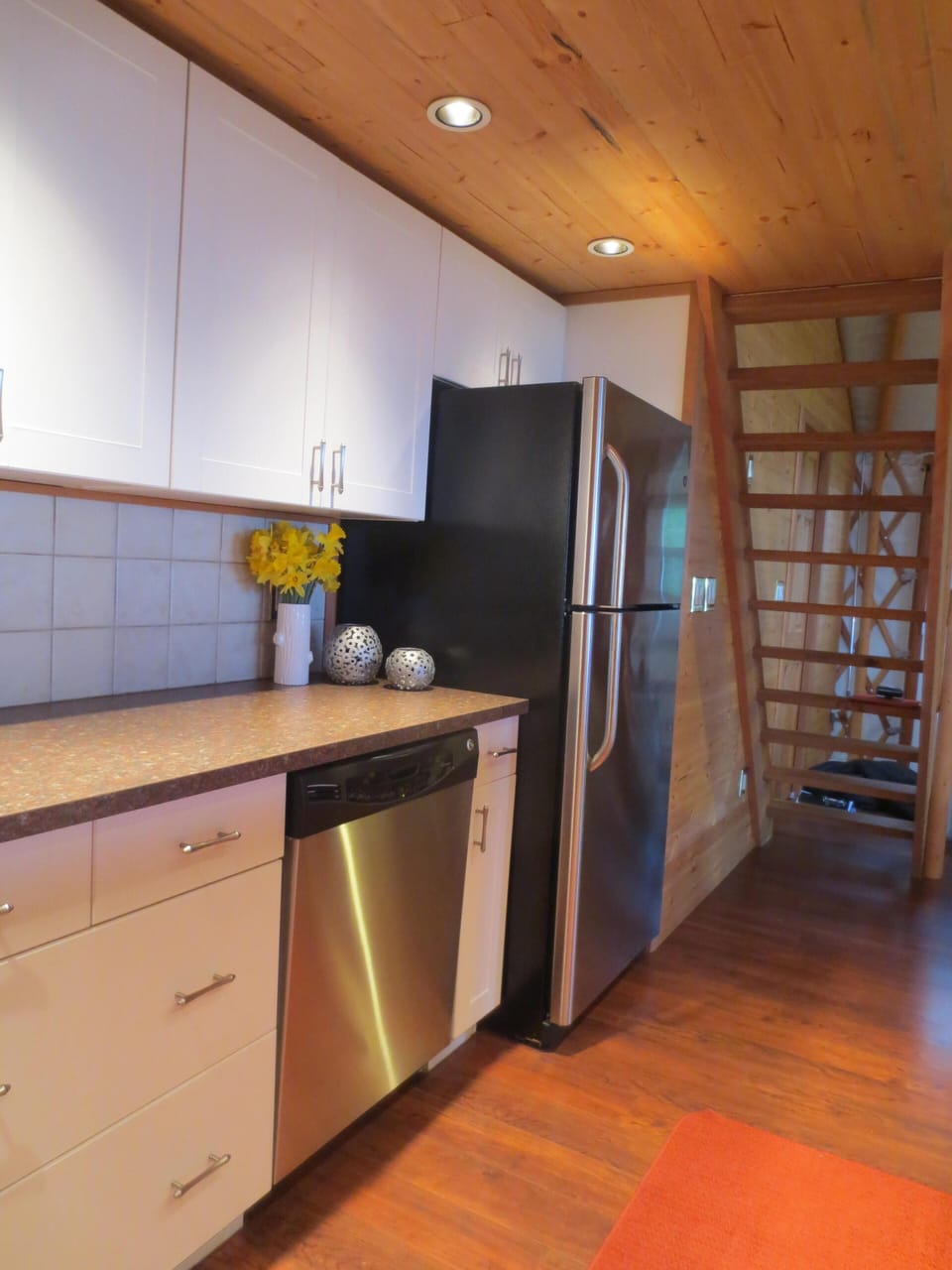 Kitchen with full sized fridge / freezer, dishwasher, oven/stove, microwave. 