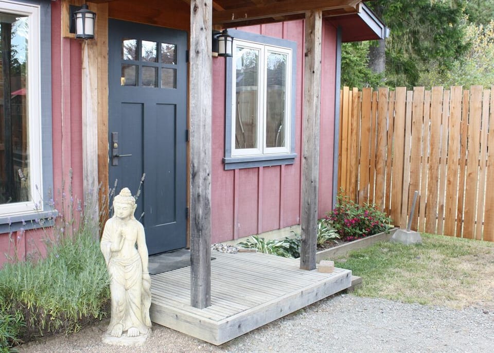 The cottage apartment occupies the entire ground floor.
