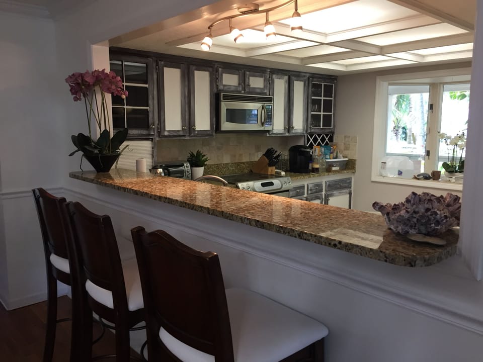 Kitchen w/ breakfast bar