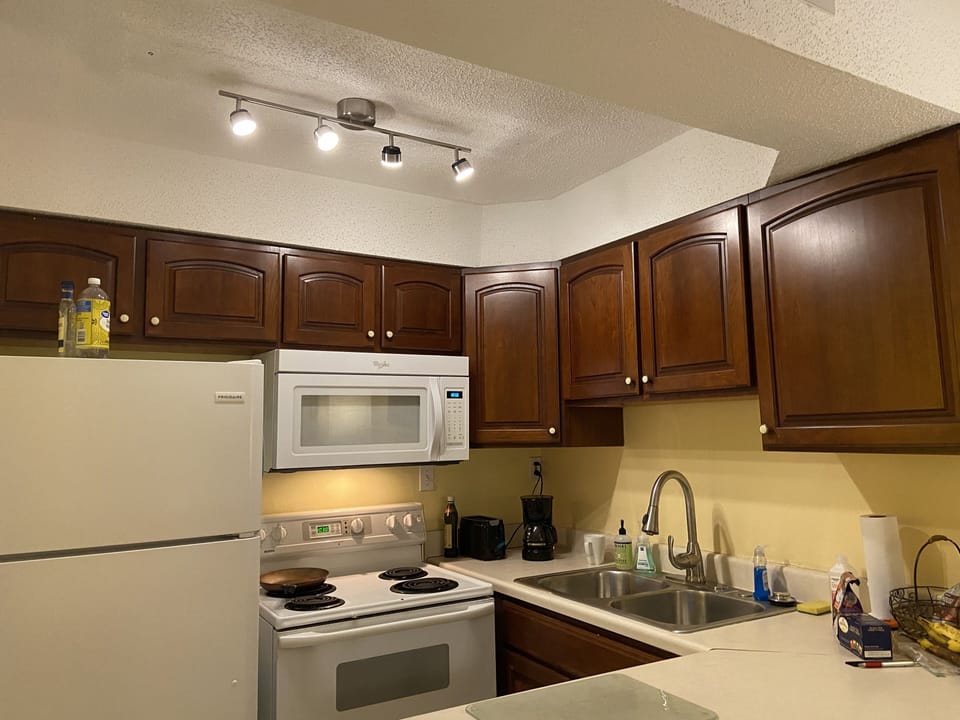 Full Kichen with Microwave, refrigerator and dishwasher