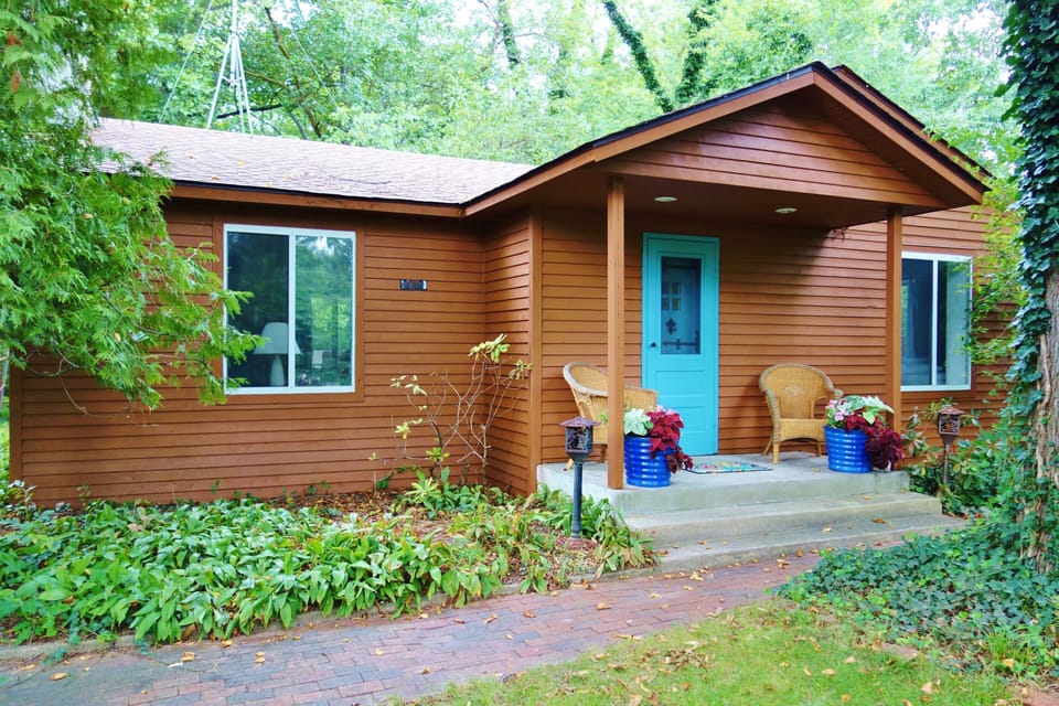 Charming cottage walking distance to Warren Dunes State Park