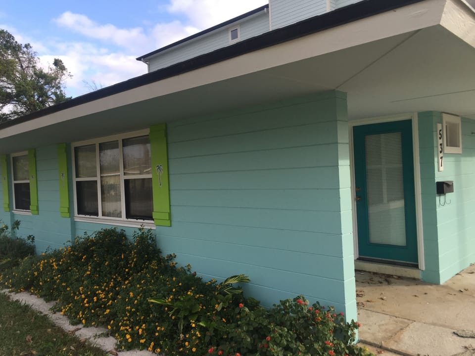 New Renovated Beach Palm Bungalow-Comforts of home