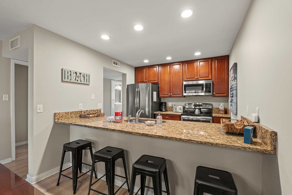 Counter area between kitchen and dining with 4 barstools