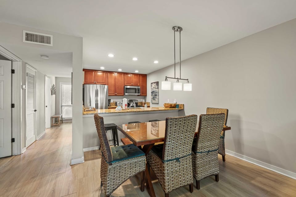 Dining Area - seating for 6 (plus 4 barstools at counter)