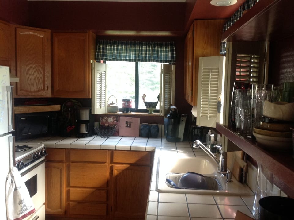 Fully equipped/ stocked kitchen spices Gas oven
Keurig and drip coffee makers