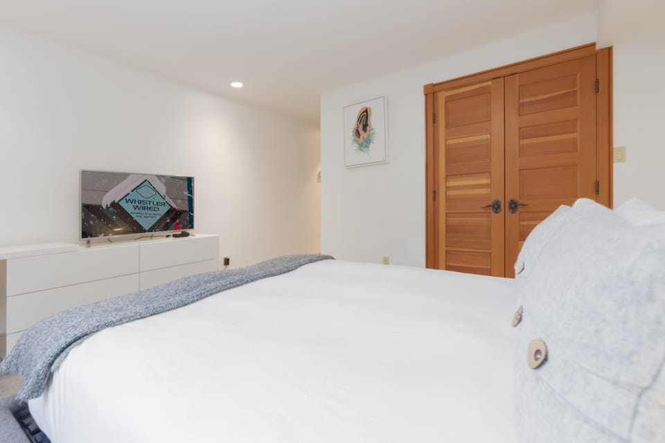 Bedroom 4 - Queen