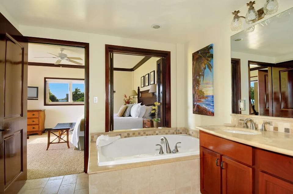 Master bath with garden tub