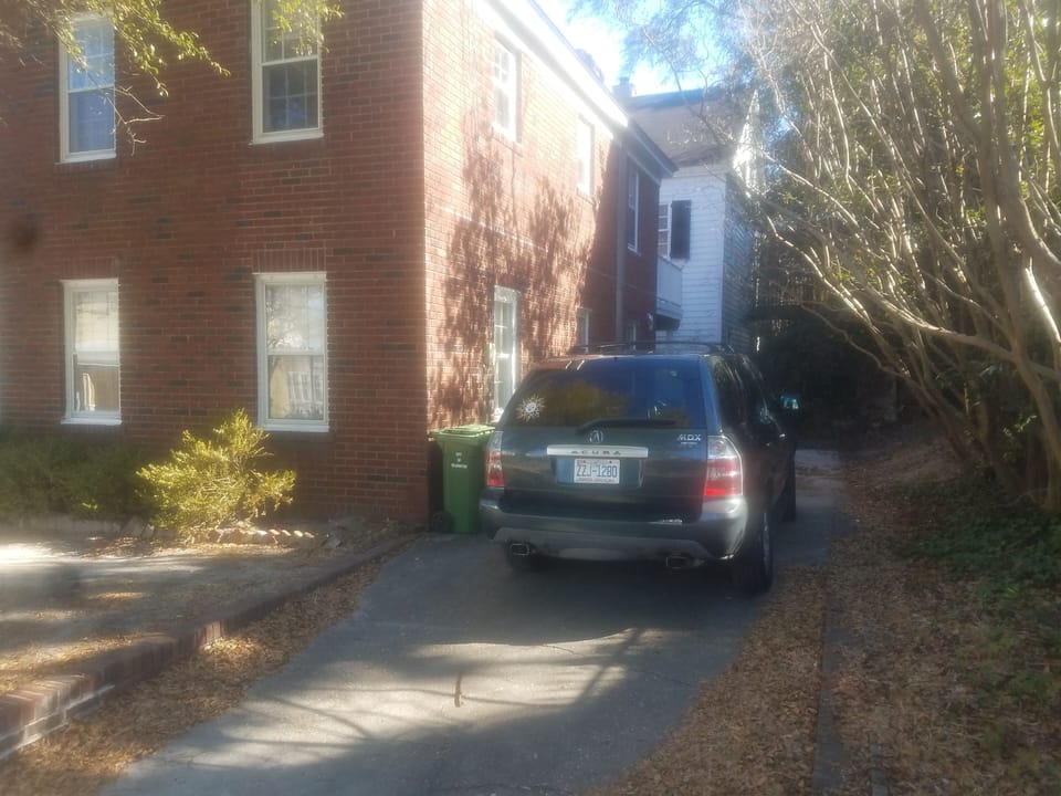 3 car private driveway .no parkn tics 😁