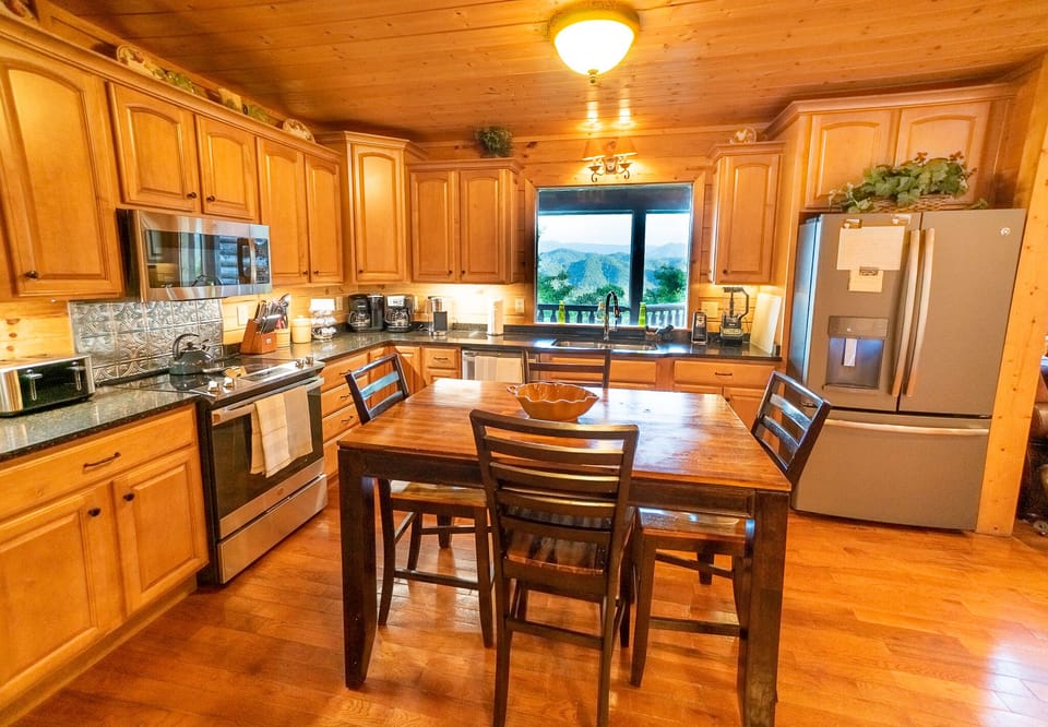 Well Appointed Kitchen - Refrigerator, Oven, Stovetop, Dishwasher & Microwave 