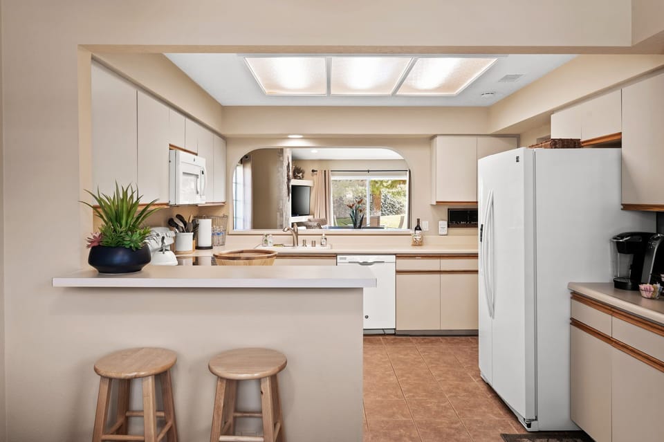 Well equipped kitchen with Keurig and Nespresso machines. 
