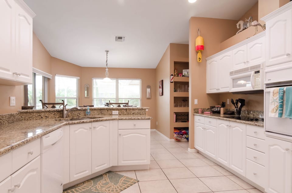 Counter seating in the kitchen for 4 - all you need to feed the group
