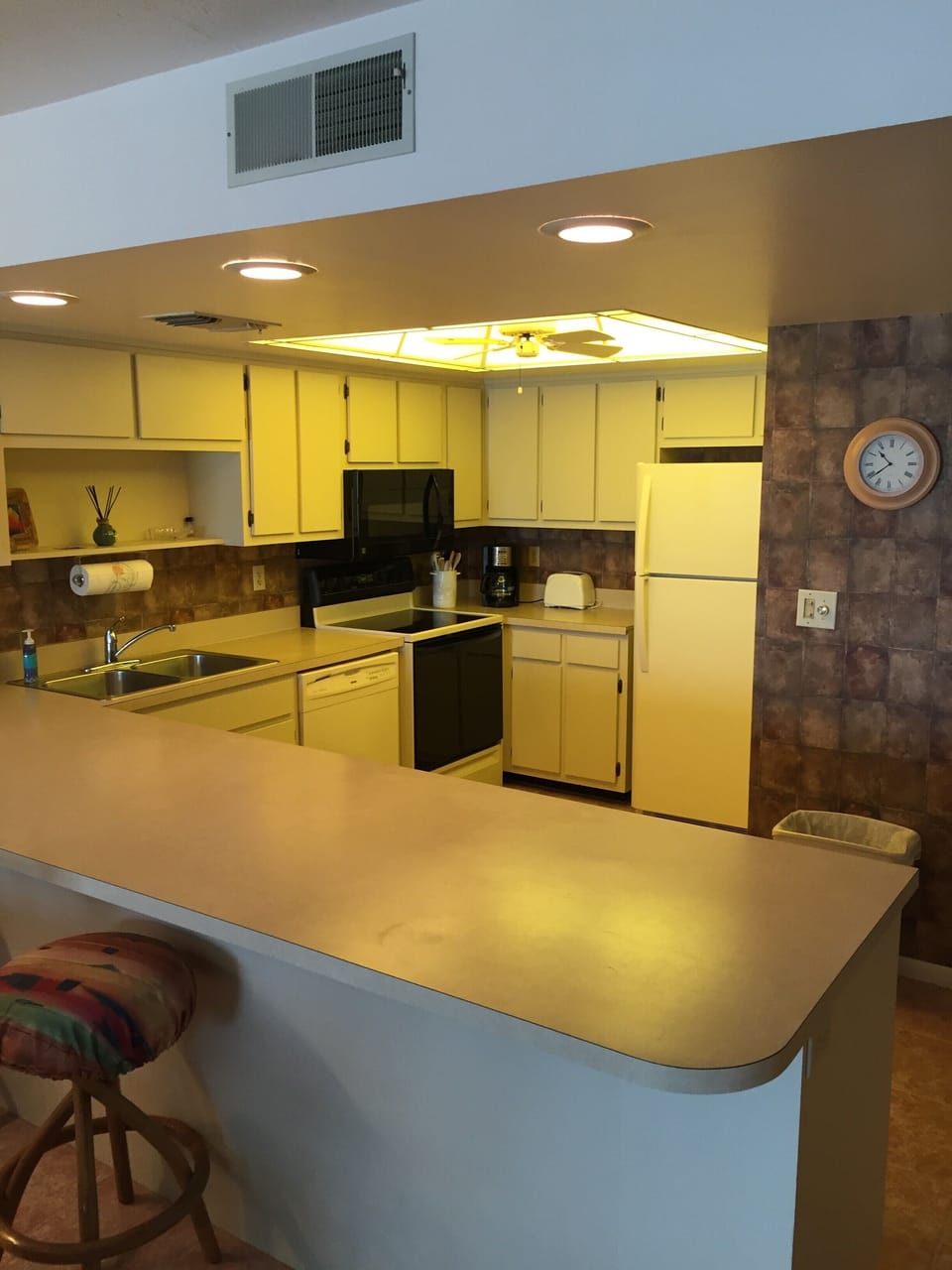 Fully furnished kitchen.