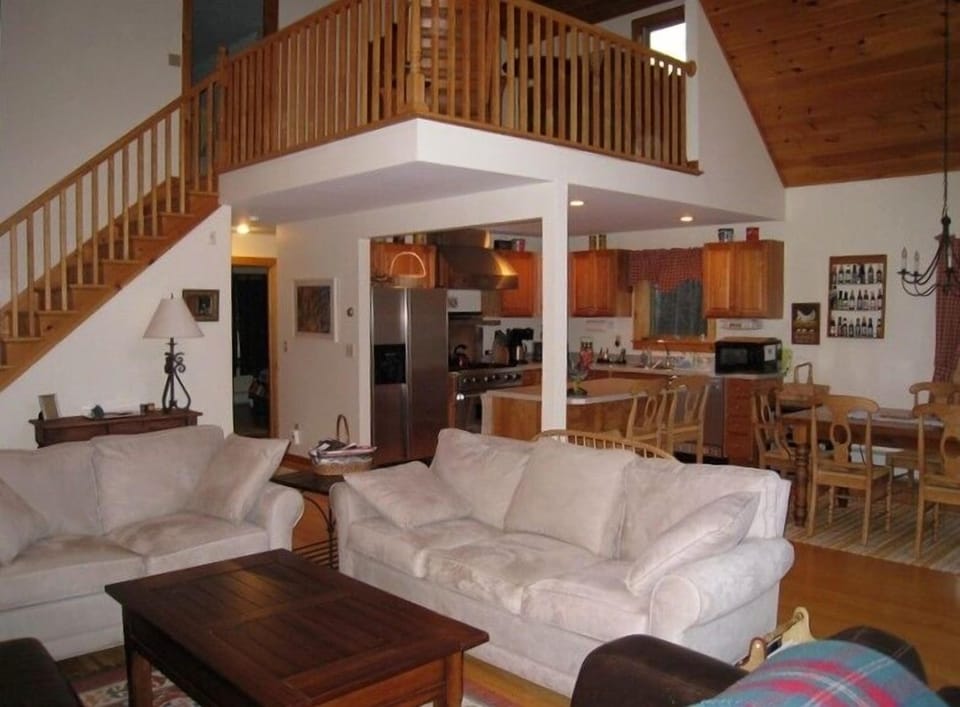 Kitchen and dining Area - seats 9 with bench / 2 at counter