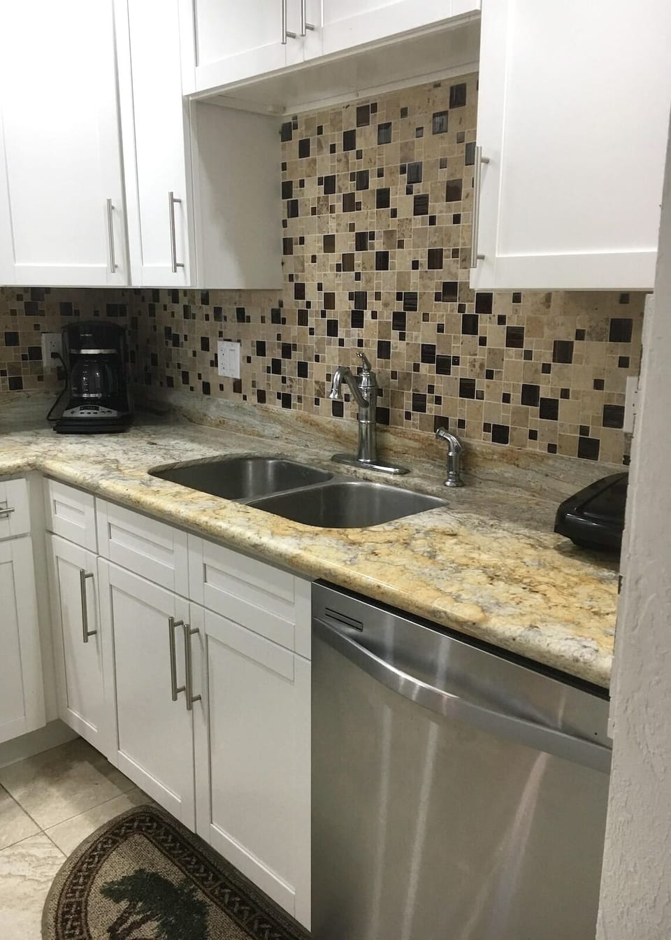 Kitchen (with dishwasher)