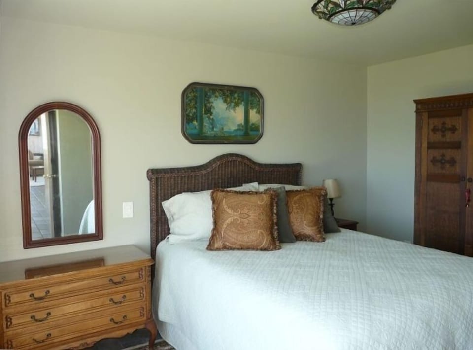 Green room on main floor w/water view; queen bed; adjoining half bath